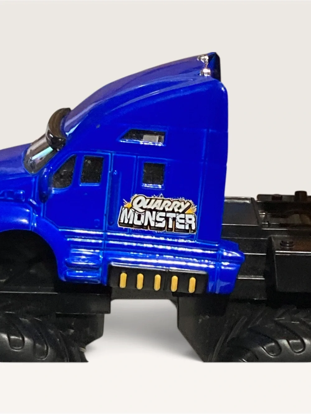 Maisto Diecast Metal Quarry Monsters Blue & Yellow Dump Truck Motorized Toy